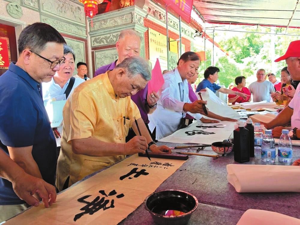 以笔为媒以墨会友两岸同胞共书同根情